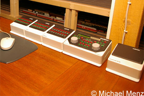 Modelleisenbhan - Foto einer Intellibox mit drei Keyboards
