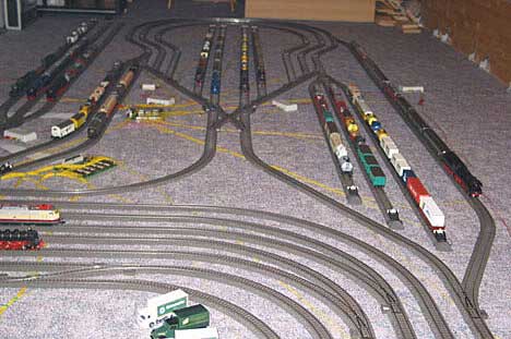 Foto der Teppichbahn bzw. Fußbodenanlage mit Fokus auf den Abstellgleisen